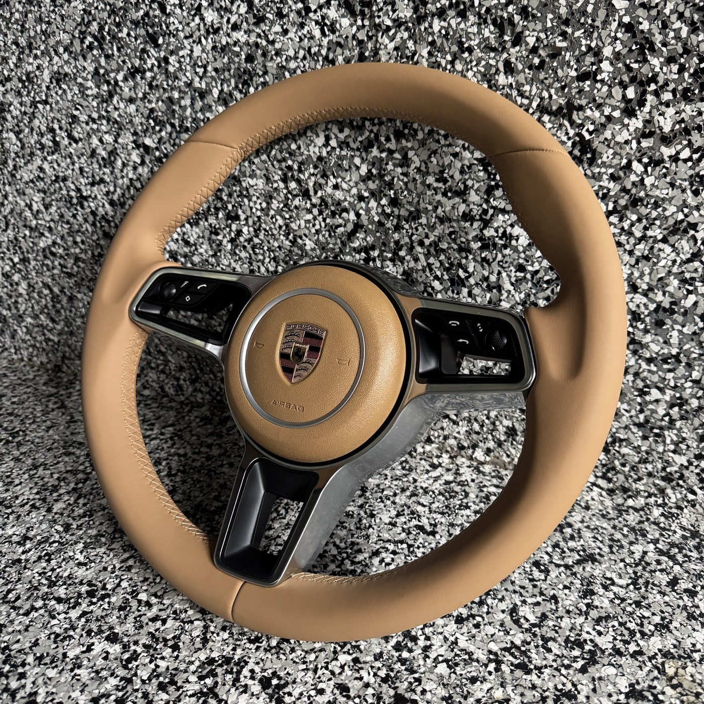 NOON build in sand beige leather with silver spokes and airbag ring, buttons and no paddles