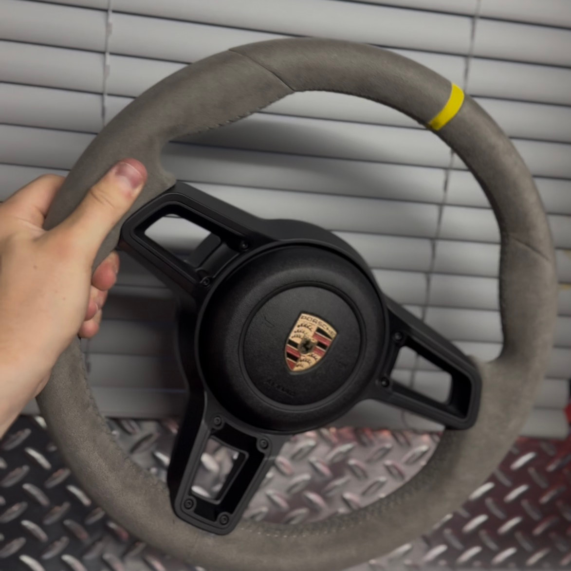NOON wheel in light grey Alcantara with GT black riveted spokes, a yellow marker and black airbag ring, no controls