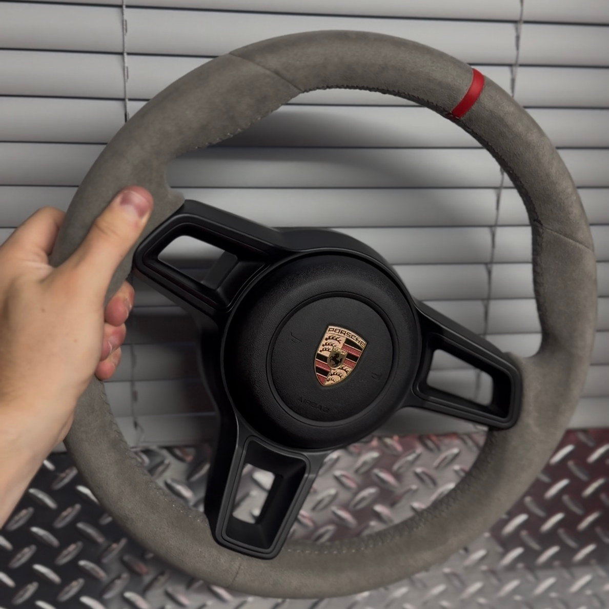 NOON wheel in light grey Alcantara with black spokes, a red marker and black airbag ring, no controls