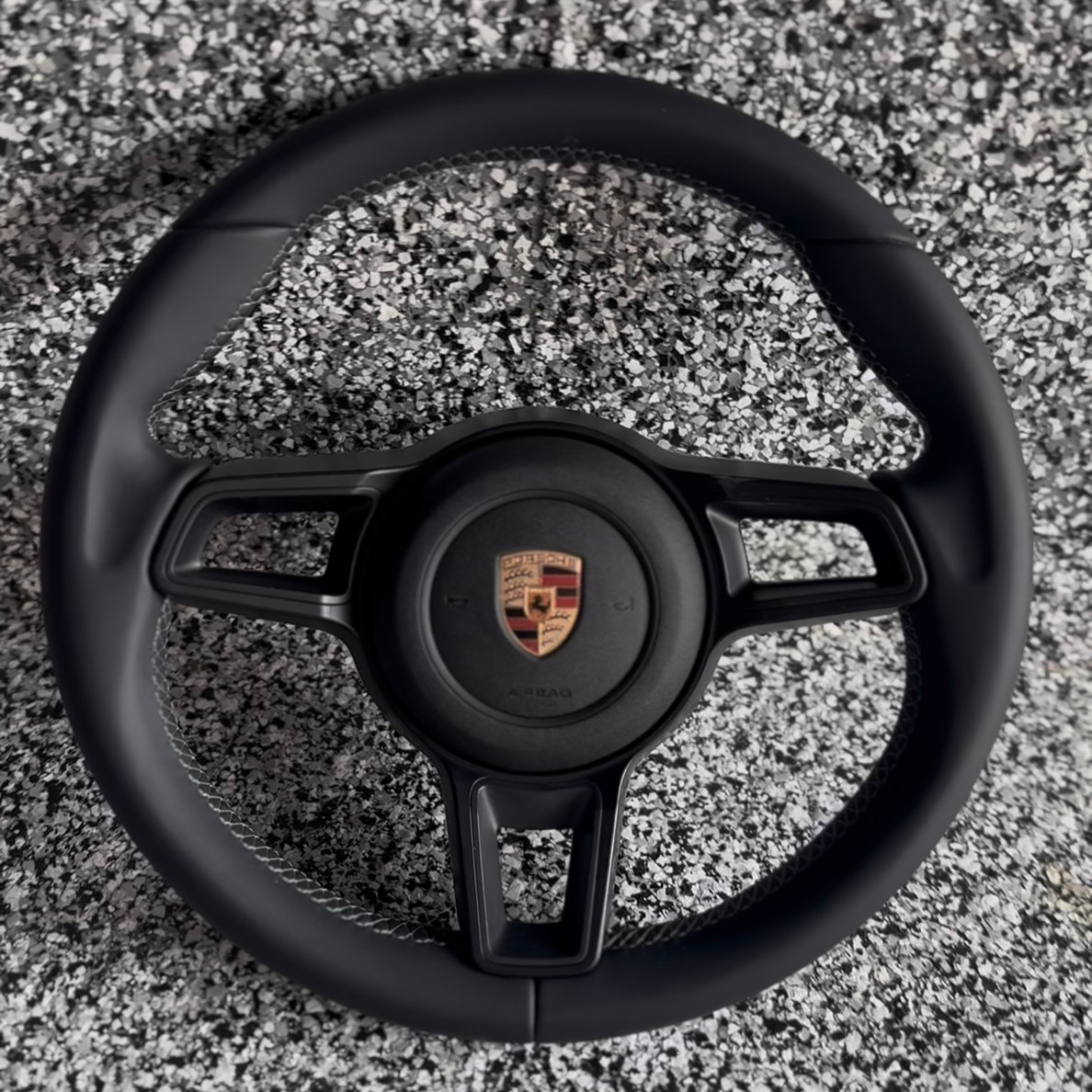 NOON wheel in black leather with grey stitching, black spokes and black airbag ring, no controls
